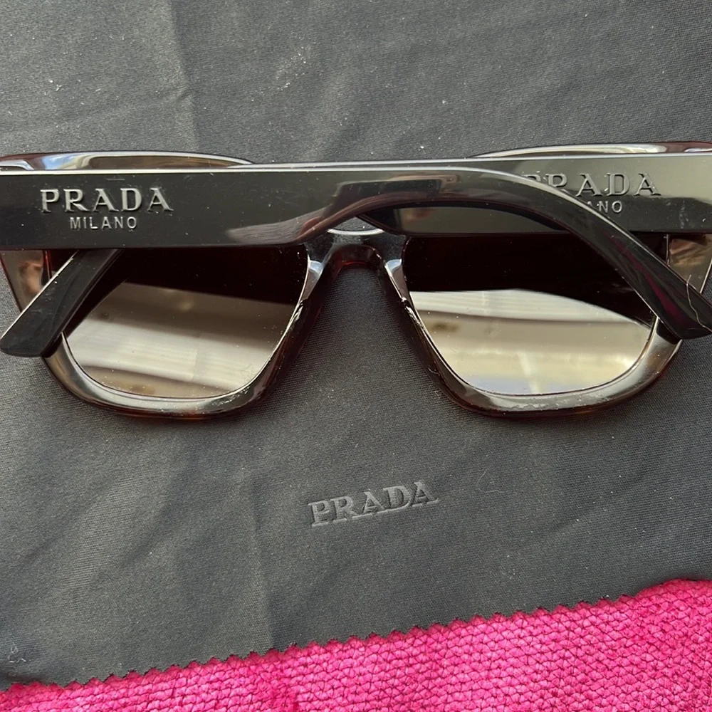 Prada sunglasses.Used on vacation for a wk decided they are too big for my face - Picture 4 of 6